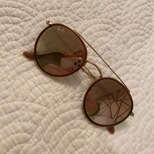 super cute ray ban sunglasses! comes with case :)